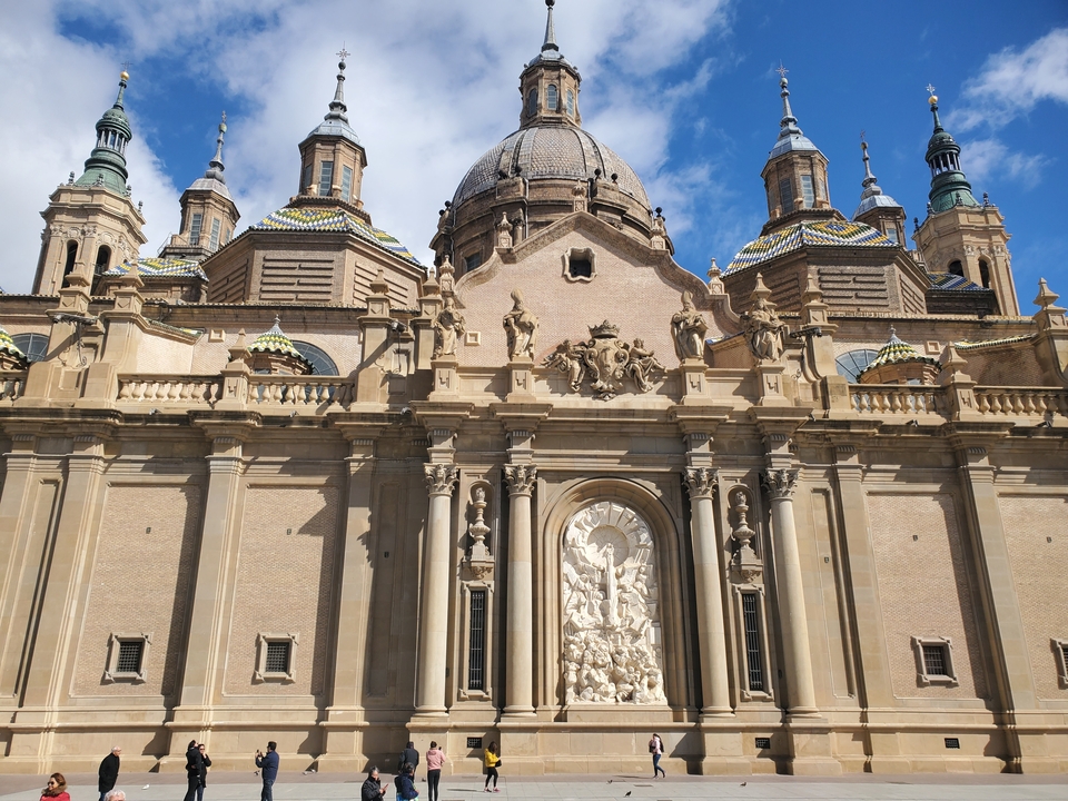 Détails architecturaux ornés de la façade d'un bâtiment historique.