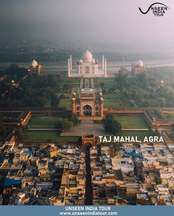 Vue aérienne du Taj Mahal avec superposition de texte.