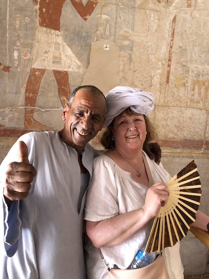 Deux personnes qui posent dans un décor de ruines.