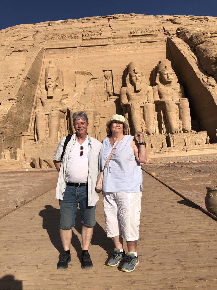 Couple posant devant un monument ancien.