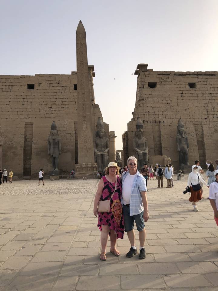 Couple posant devant un temple antique.