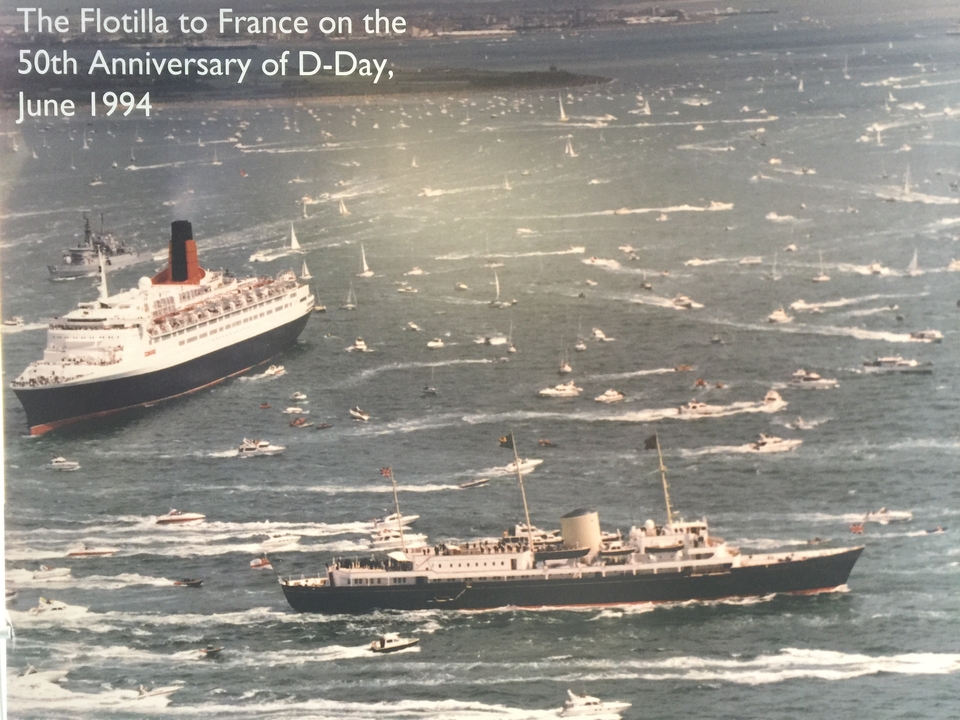 Une vue aérienne de navires de croisière entourés de plus petits bateaux.