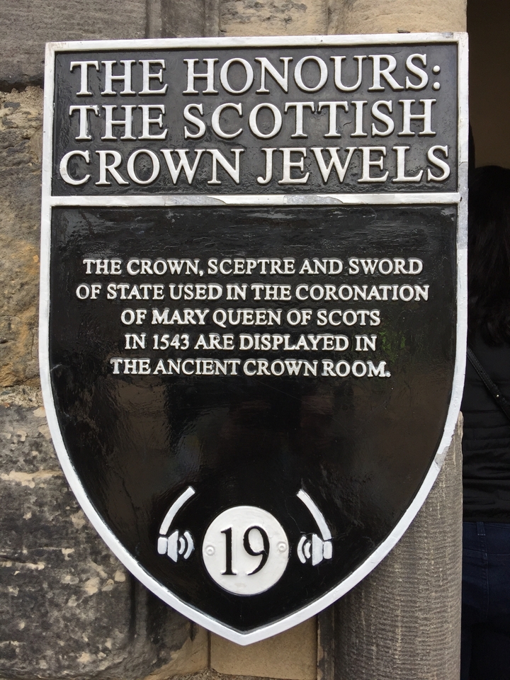 Une plaque détaillant les artefacts historiques liés à Marie, reine d'Écosse.