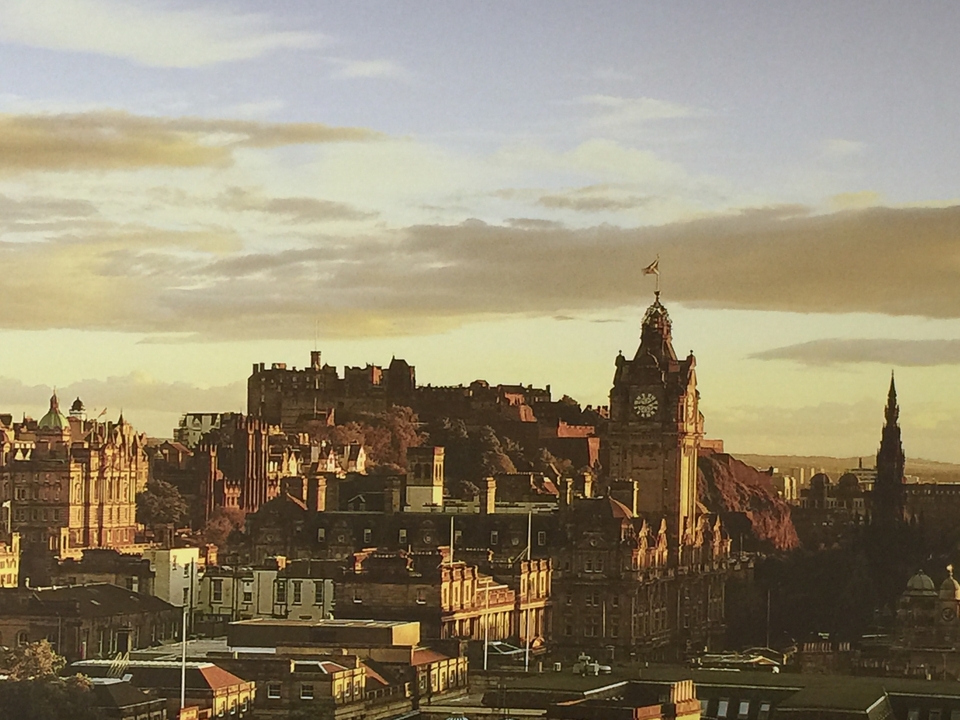 Un paysage urbain au coucher du soleil avec une architecture historique et moderne.