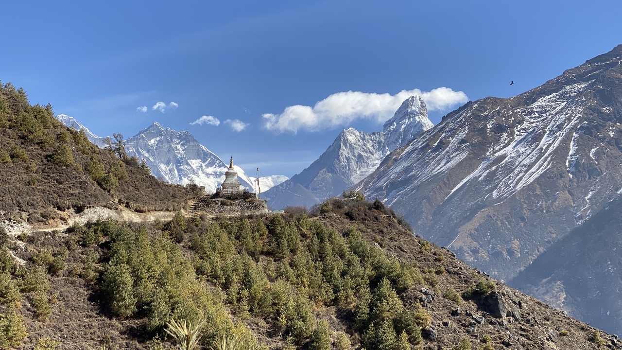 Pics enneigés lointains avec une crête et un stupa.