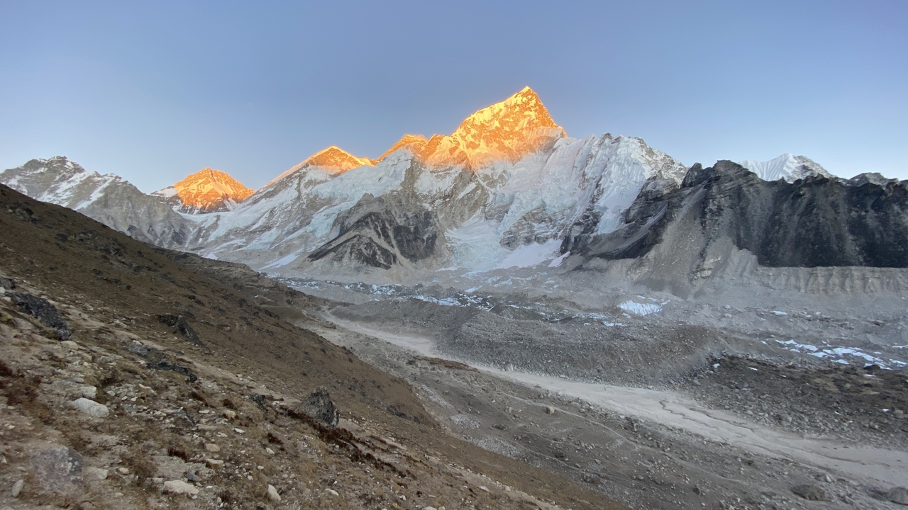 Lumière du soleil illuminant les sommets enneigés de la chaîne de l'Everest.