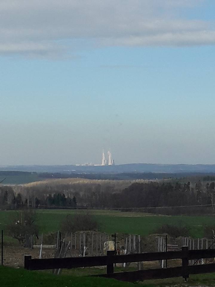 Vue lointaine d'une montagne enneigée sous un ciel bleu.