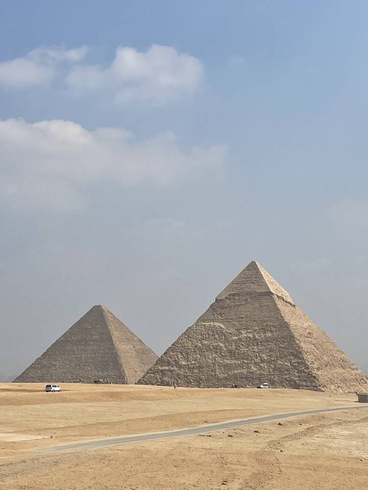 Pyramides dans un paysage désertique