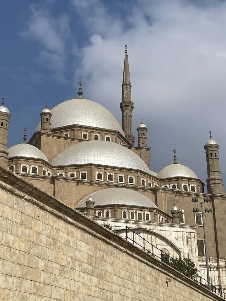 Mosquée avec dômes et minaret