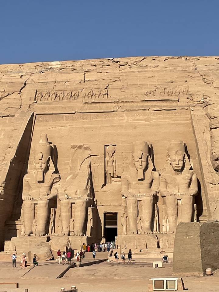 Façade du temple d'Abou Simbel avec des visiteurs
