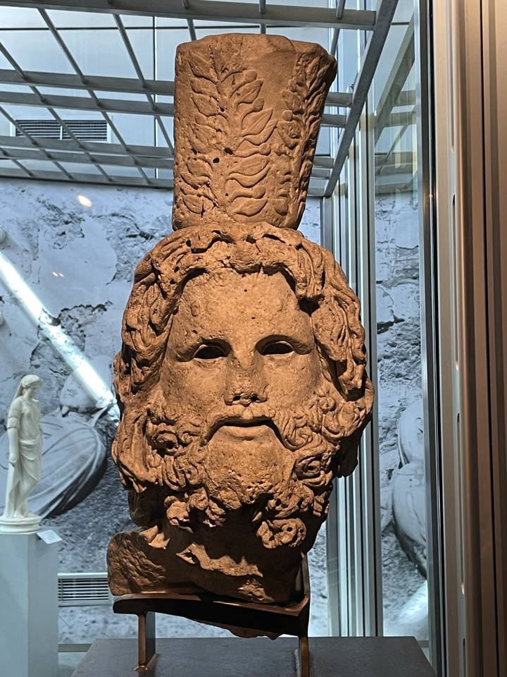 Sculpture antique exposée dans un musée