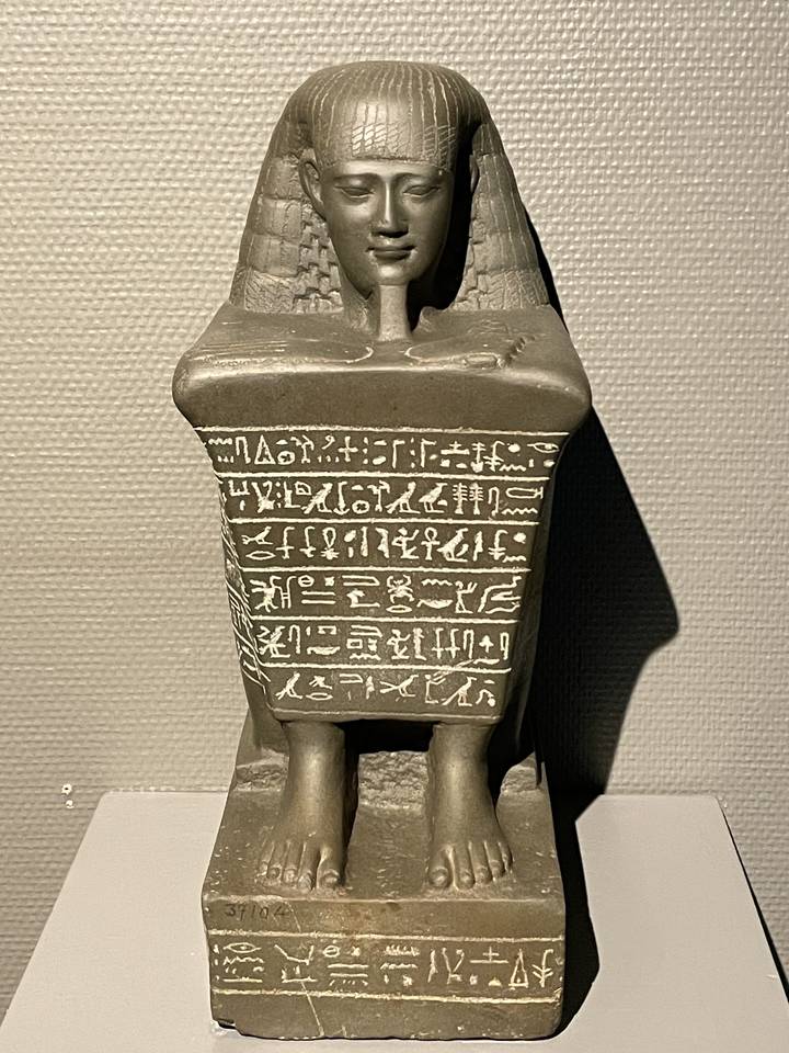 Artefact antique avec hiéroglyphes