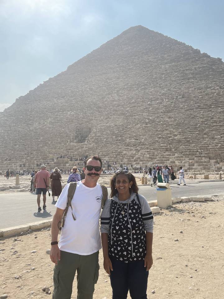Touristes posant devant une pyramide