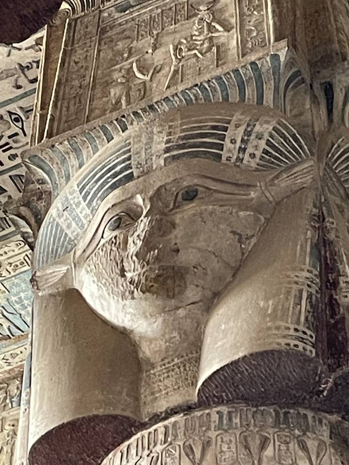 Gros plan de gravures murales de l'Égypte antique