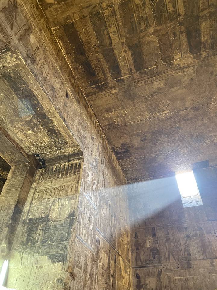 Intérieur avec sculptures murales anciennes et rayon de lumière