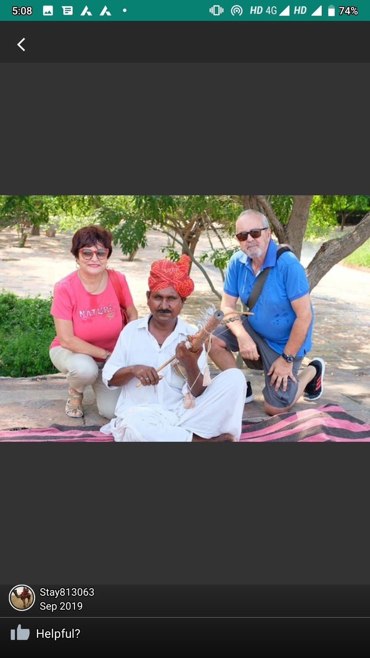 Couple posant avec un musicien local.