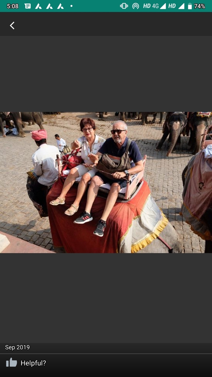 Couple lors d'une promenade à dos d'éléphant.