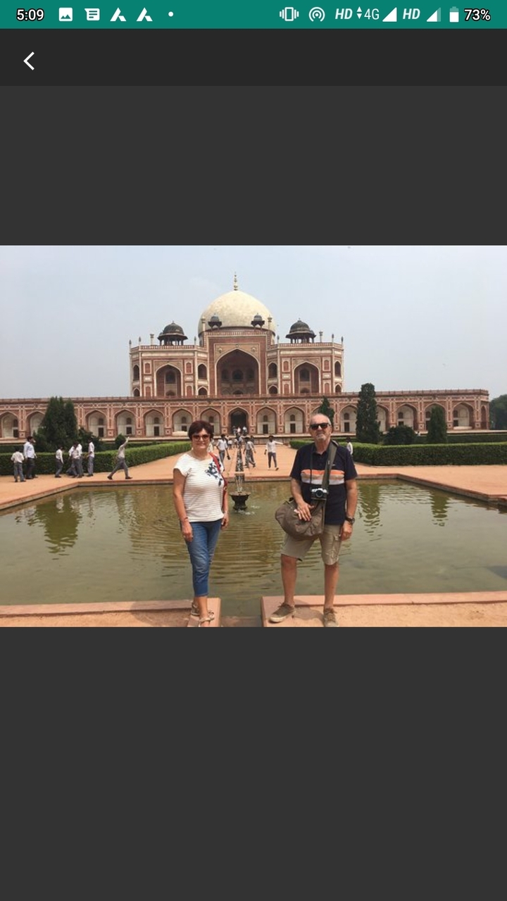 Couple debout devant le tombeau de Humayun.