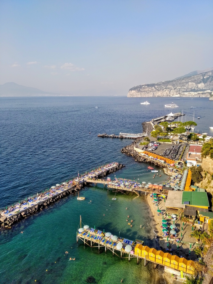 Vue panoramique de la côte avec des jetées et des yachts.