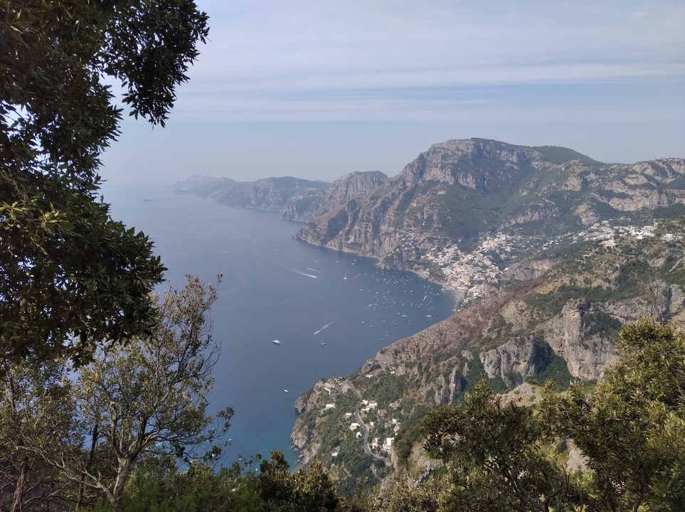 Vue panoramique d'un littoral avec des falaises et la mer.