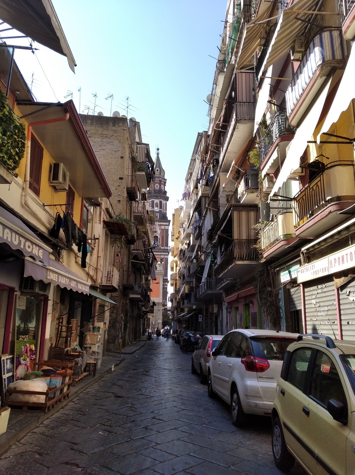 Rue étroite dans une charmante ville européenne avec des balcons.