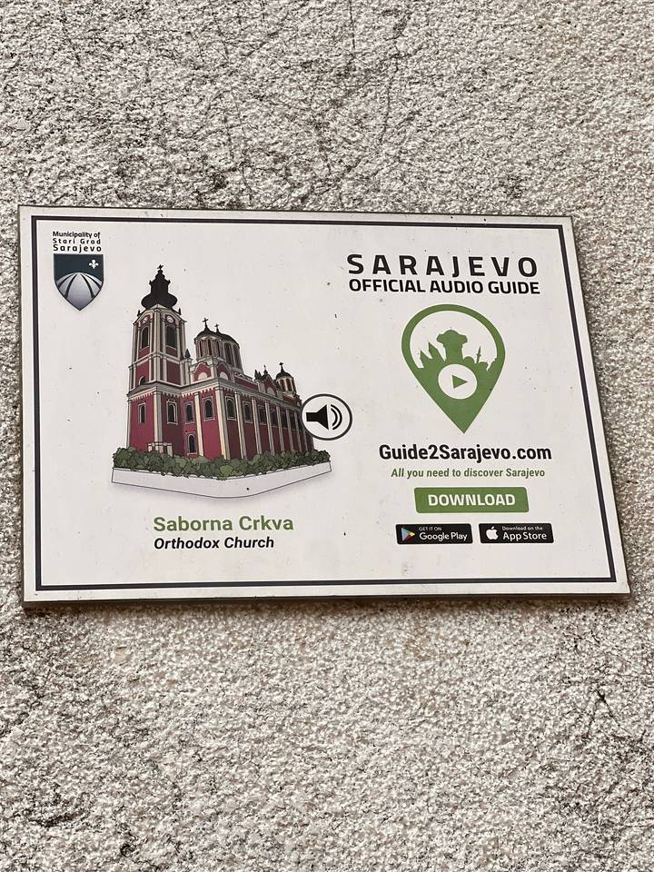 Une brochure pour le Guide Audio Officiel de Sarajevo présentant une Église orthodoxe.