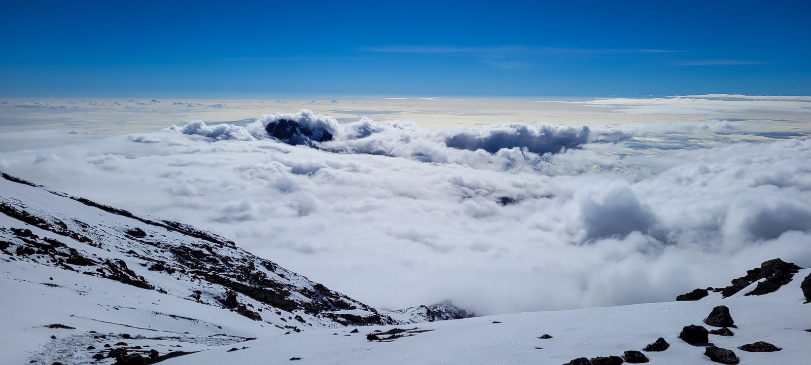 Paysage de montagne époustouflant avec des nuages sous le sommet.