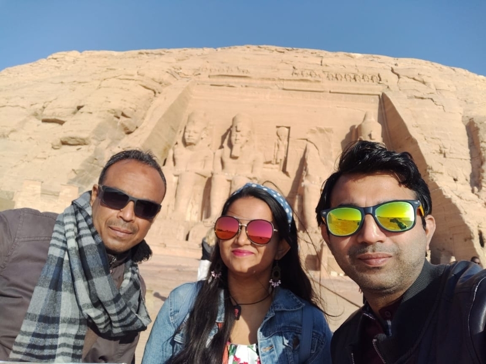 Selfie de groupe devant les temples d'Abou Simbel.