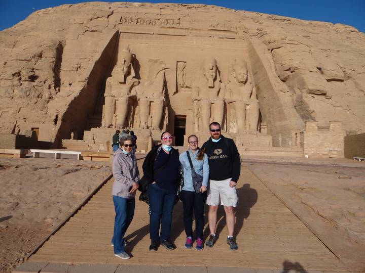 Groupe de personnes devant les temples d'Abou Simbel.