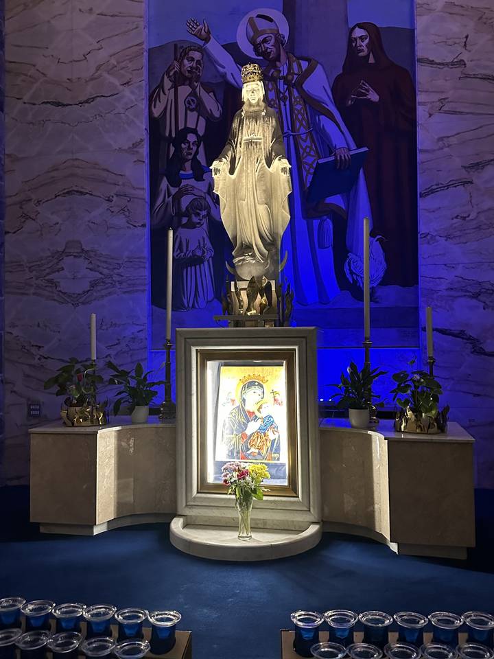 Une statue religieuse d'intérieur dans un environnement faiblement éclairé.