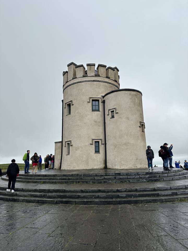 Une tour ronde historique dans un paysage.