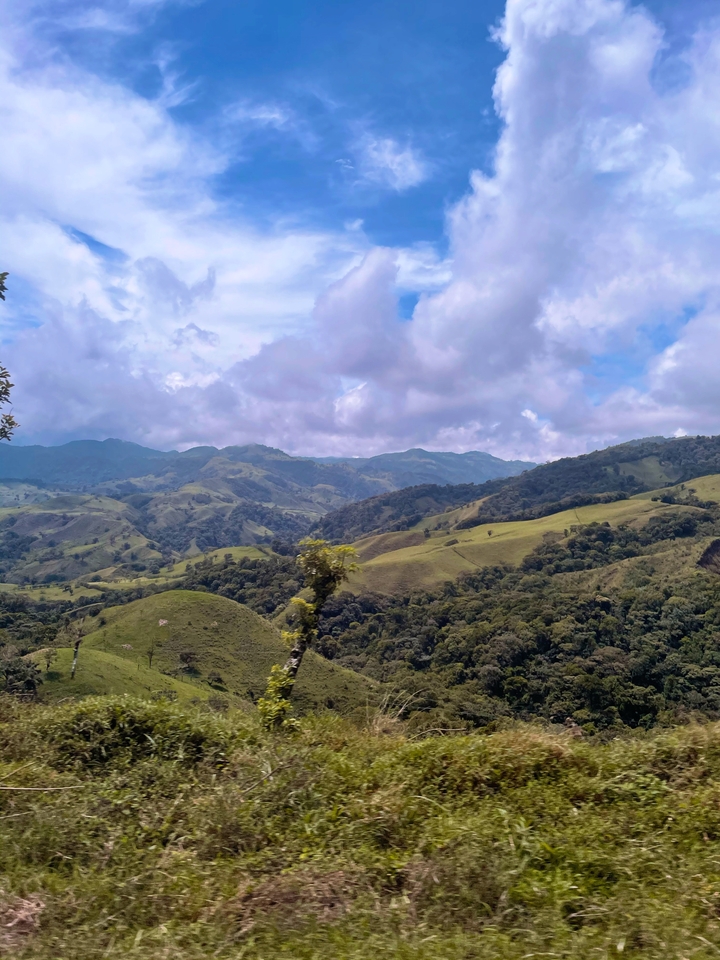 Paysage vallonné avec un ciel nuageux.