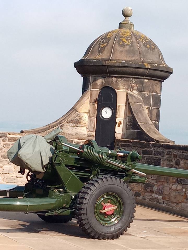 Cannon et horloge sur un mur de forteresse.