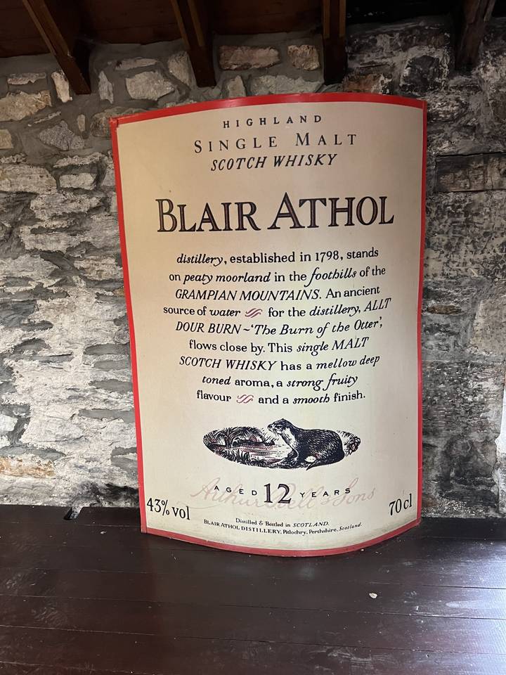 Publicité vintage de whisky inclinée sur le côté.