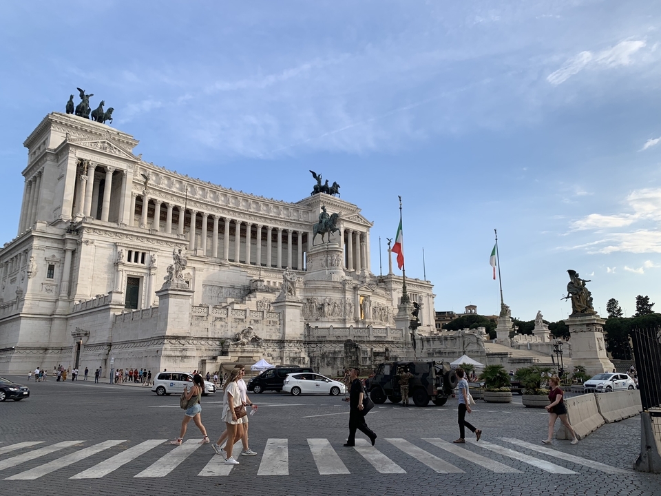 Monument mit Statuen und italienischen Flaggen davor.
