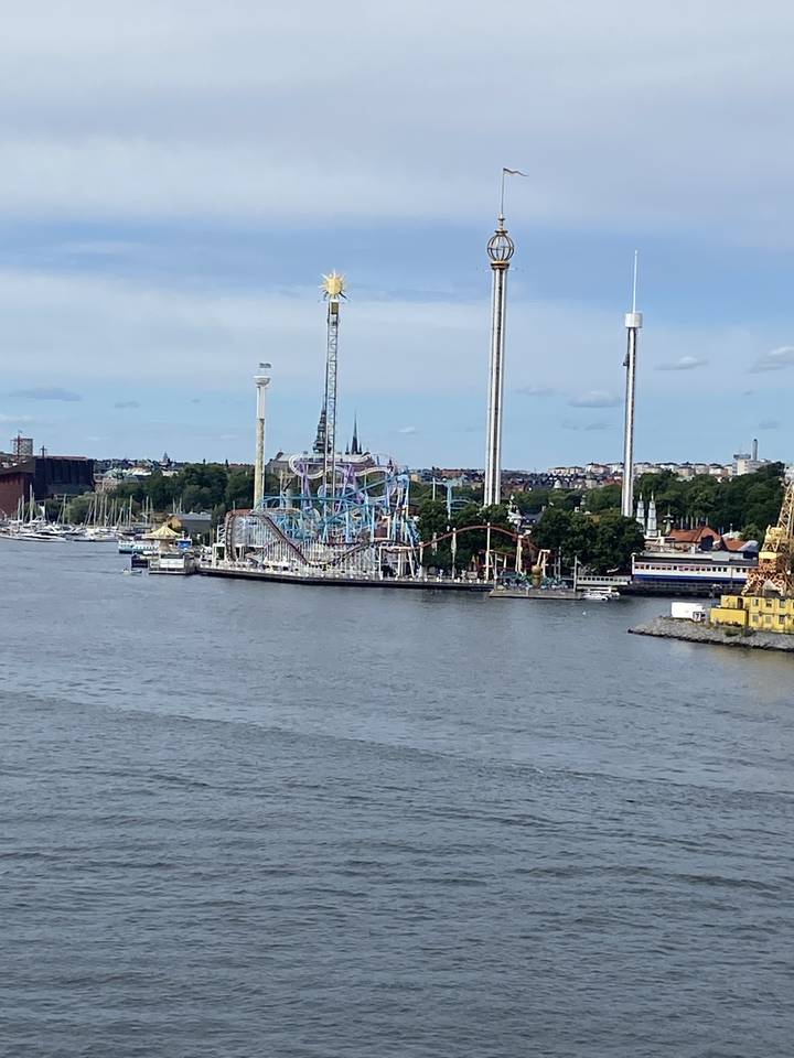 Manèges de parc d'attractions près de l'eau.