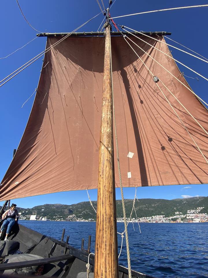 Vue depuis un bateau regardant une grande voile.