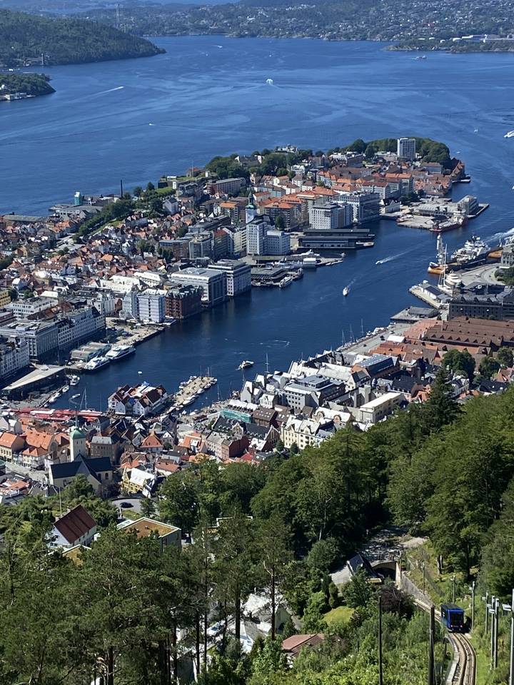 Vue aérienne d'une ville avec un port et des maisons.