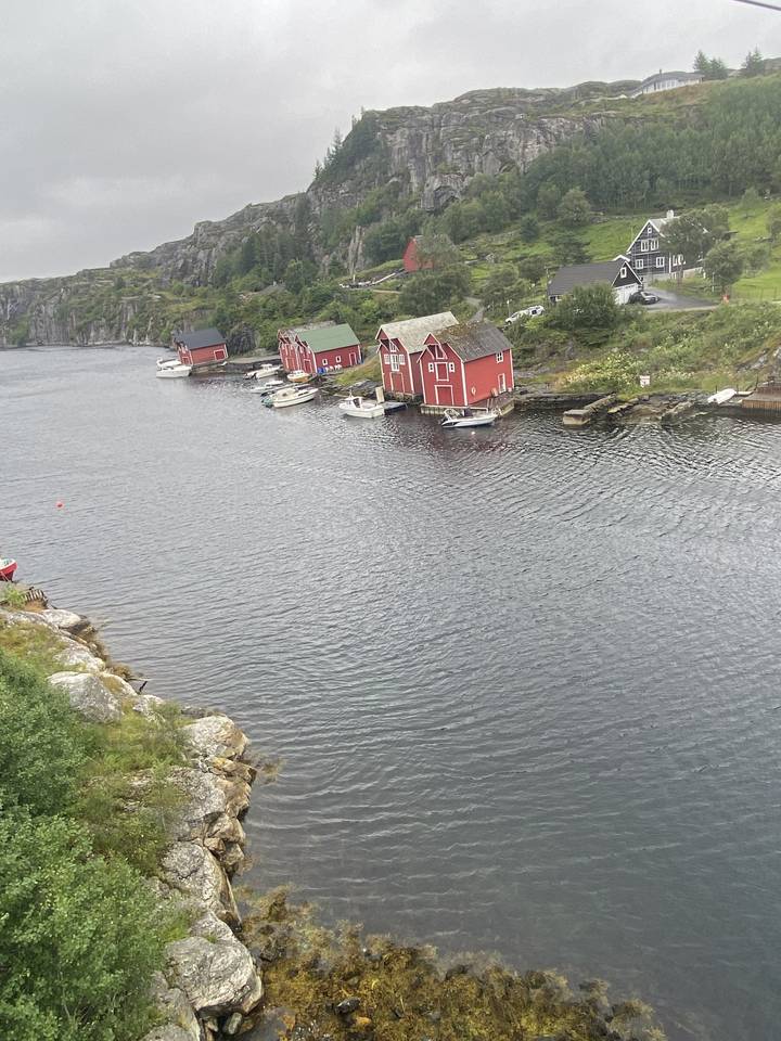 Maisons rouges sur une côte rocheuse.