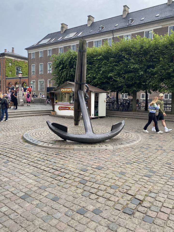 Grande ancre comme monument public sur une place de ville.