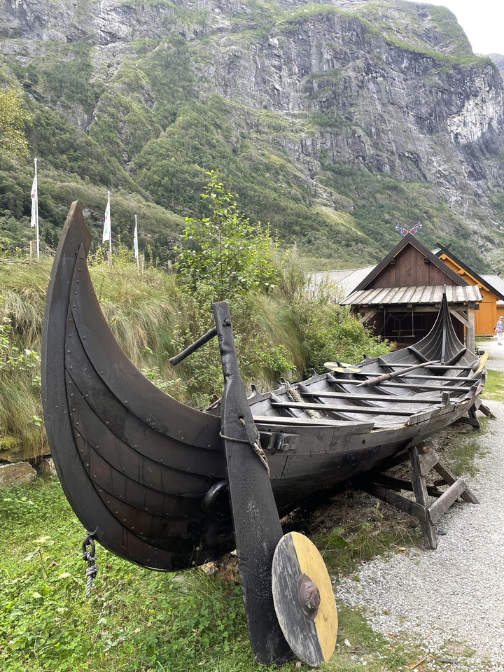 Navire viking dans un cadre d'exposition en plein air.