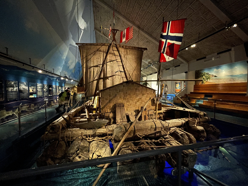 Navire viking exposé dans un musée maritime.