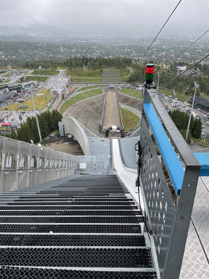 Vue depuis le sommet d'un tremplin de saut à ski en regardant vers le bas.