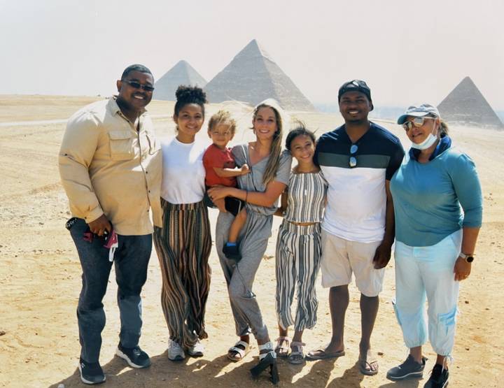 Grupo posando frente a las pirámides en el desierto.