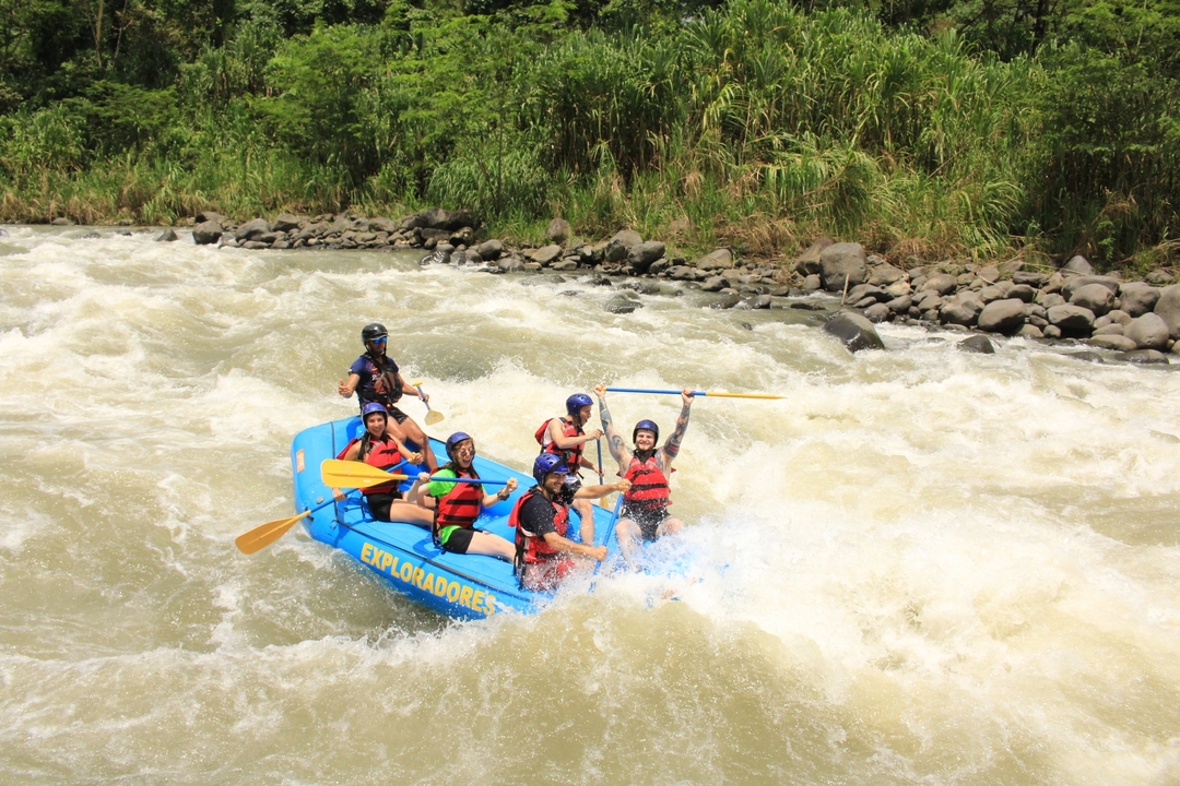 Rafting en groupe sur une rivière en eaux vives.