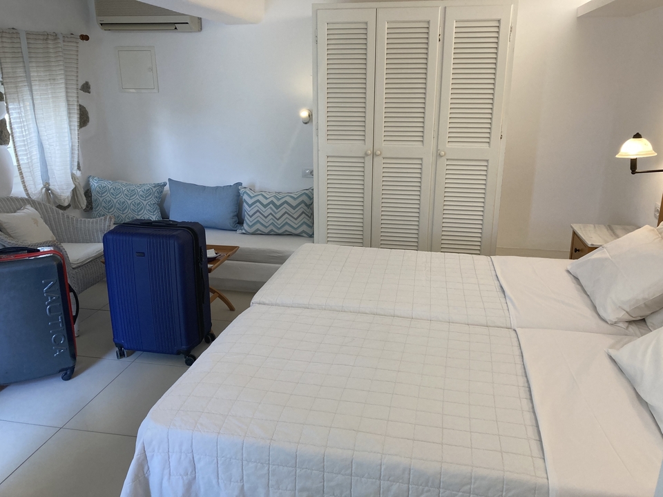 Intérieur d'une chambre d'hôtel avec lits jumeaux.