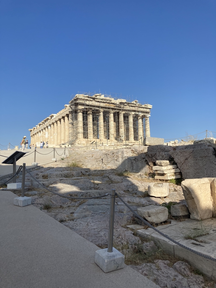 Le Parthénon sur l'Acropole avec des échafaudages.
