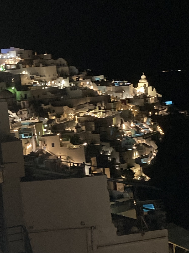 Vue nocturne floue d'un paysage urbain illuminé.