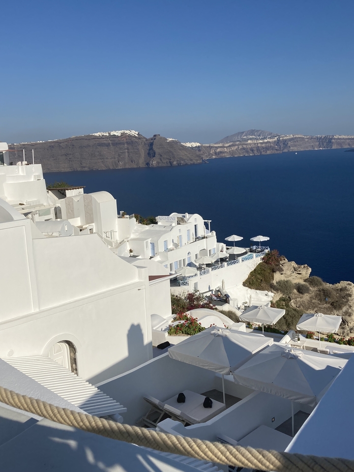Bâtiments blancs sur les falaises de Santorin surplombant la mer.