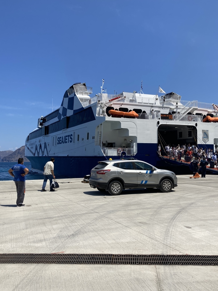 Ferry accosté avec des passagers qui embarquent.